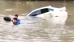 Video: Ô tô đánh lái tránh xe tải rồi lao thẳng xuống sông ở Kiên Giang