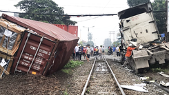 Video: Tàu hỏa tông container đứt đôi do trực ban quên báo tàu cho gác chắn