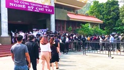 Video: Nghệ sĩ, người dân đeo khẩu trang, xếp hàng dài vào viếng cố nghệ sĩ Chí Tài