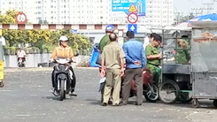 Video: Mâu thuẫn trong lúc bán bánh mì, 1 người bị chém trọng thương