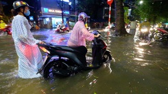 Video: Hà Nội ngập nặng vì mưa lớn, phương tiện chôn chân hàng giờ