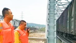 Video: Hai đoàn tàu trọng lượng 8.100 tấn được điều lên cầu, để ngăn lũ cuốn trôi