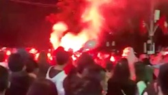 Video: Xử lý 2 thanh niên đốt pháo sáng ở hồ Hoàn Kiếm