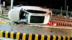 Video: Tông vào trạm thu phí, ôtô 'phi' lên không trung