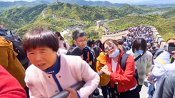 Video: Dòng người đổ về Vạn Lý Trường Thành giữa lúc thế giới đang vật lộn với đại dịch COVID -19