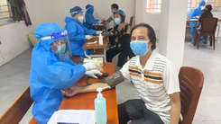 Video: Nghệ An tiêm vắc xin cho 1.000 tiểu thương và Ban quản lý chợ đầu mối Vinh