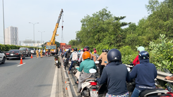 Video: Xe container cày dải phân cách, lao sang làn xe máy, gây kẹt xe hơn 5km ở Thủ Đức