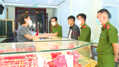 Video: Bắt thanh niên bịt khẩu trang vào tiệm vàng 'vờ mua' để cướp 20 chỉ vàng