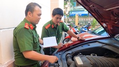 Video: Tạm giữ xe ô tô Porsche nghi nhập lậu ở Bình Định