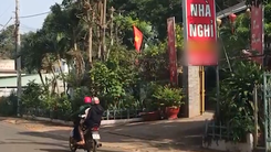 Video: Người phụ nữ tử vong trong tư thế treo cổ tại nhà nghỉ, hiện trường có một con dao dính máu