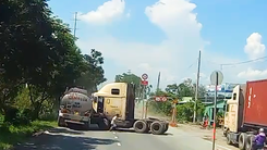 Video: Tài xế xe đầu kéo bung cửa tháo chạy sau va chạm giao thông