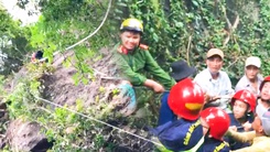 Video: Hiện trường người đàn ông tử vong khi leo núi đá lấy mật ong rừng