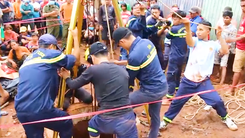 Video: Thanh niên xuống giếng lấy máy bơm không lên, hàng xóm chui xuống tìm, cả 2 tử vong ở độ sâu 30m