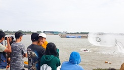 Người vây kín bờ kè sông Tiền xem biểu diễn dù lượn, Flyboard