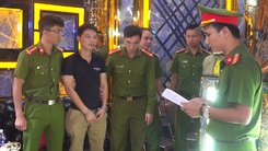 Công an bắt hai người mua bé gái 14 tuổi rồi ép phục vụ khách karaoke