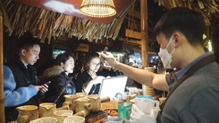 Góc nhìn trưa nay: Giới trẻ xếp hàng uống trà sữa niêu