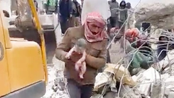 Video: Bé sơ sinh được cứu khỏi đống đổ nát sau động đất ở Syria