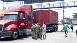 Video: Tài xế chết trong cabin xe container ở TP Dĩ An