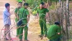 Thi thể bé trai mất một chân nằm bên đường cạnh lô cao su ở Bình Phước