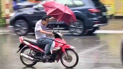 Tâm bão số 1 cách Móng Cái 60km, gió giật mạnh