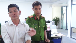 Hình ảnh khám xét, bắt một phó giám đốc chi nhánh ngân hàng câu kết cho vay nặng lãi, làm giả sổ đỏ