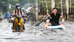 Người dân đi thuyền phao, 'đắp đê ngăn lũ' tràn vào nhà sau cơn mưa trắng trời