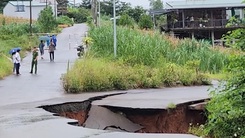 Sụt lún, đường nứt toác, giao thông bị chia cắt ở Bảo Lộc