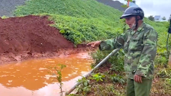 Chơi trốn tìm, bé trai 10 tuổi nghi ngã xuống hố nước chết