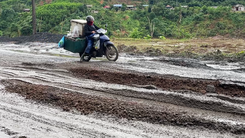 Đường Hồ Chí Minh nhánh tây qua Quảng Trị tan nát do xe tải chở than quá nặng