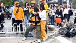 Người phụ nữ say xỉn hành hung nam shipper trên đường phố Trùng Khánh bị bắt