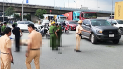 Vụ tai nạn hai nữ sinh tử vong tại vòng xoay Phú Hữu khiến giao thông ùn ứ