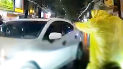Lập biên bản tài xế ô tô đi sai làn đường, gây ùn tắc tại Biên Hòa