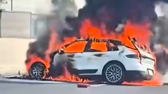 Xe Porsche Macan bốc cháy trên cao tốc Hà Nội - Hải Phòng sau va chạm