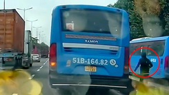 Xác minh clip xe buýt đón khách trong làn ô tô ở Thủ Đức, suýt gây tai nạn