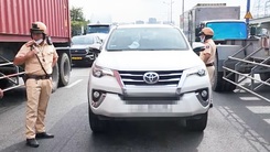 CSGT TP.HCM truy đuổi 10km bắt người đàn ông Trung Quốc lái ô tô chở thuốc lá lậu