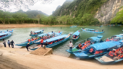 Động Phong Nha tấp nập du khách, có lúc thuyền tham quan chen kín sông Son