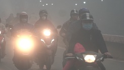 Sương mù dày đặc lúc sáng sớm ở Hà Nội, nhiều chuyến bay bị ảnh hưởng