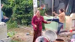 Tạt mắm tôm pha nước sôi, ném lửa vào cảnh sát, 5 người trong gia đình lãnh án