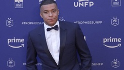 Mbappe bảnh bao đến nhận giải 'Cầu thủ xuất sắc nhất nước Pháp' lần thứ 5 liên tiếp