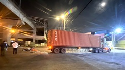 Xe máy chở hai người lao vào hông xe container giữa khuya ở Thủ Đức