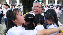 Màn nhảy flashmob và khoảnh khắc nghẹn ngào của học sinh Trường Lê Hồng Phong