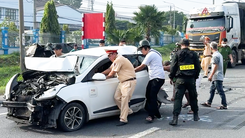 4 ô tô tông liên hoàn, quốc lộ 1 qua Biên Hòa ùn tắc kéo dài