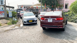 Xe cộ ùn ùn né trạm thu phí, doanh nghiệp BOT kêu cứu vì sắp 'phá sản'