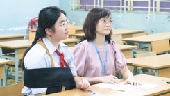 Thi tuyển sinh lớp 10 ở TP.HCM: Thí sinh trật khớp cánh tay có giám thị viết giúp