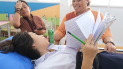 Nữ sinh phải nằm thi tuyển sinh lớp 10 ở TP.HCM do bị gãy đốt sống lưng