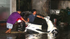 Lũ trên sông Hồng đoạn qua Hà Nội lên nhanh, người dân chạy lũ trong đêm