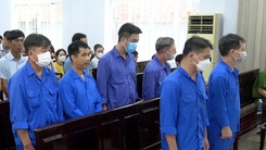 Hoãn phiên tòa xử 7 thanh tra giao thông nhận hối lộ của 49 doanh nghiệp, chủ xe