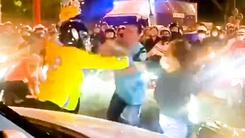 Đôi nam nữ đánh tài xế xe công nghệ, còn hỏi người can ngăn: 'Biết tao là ai không?'