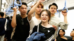 Hàng ngàn người dân đi tàu metro số 1 đêm đầu năm mới 2025