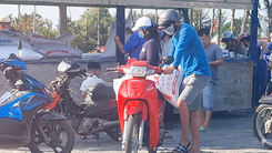 Nhiều người vây quanh xe tải chở gạo để mua về dự trữ ăn dần, vì sao?